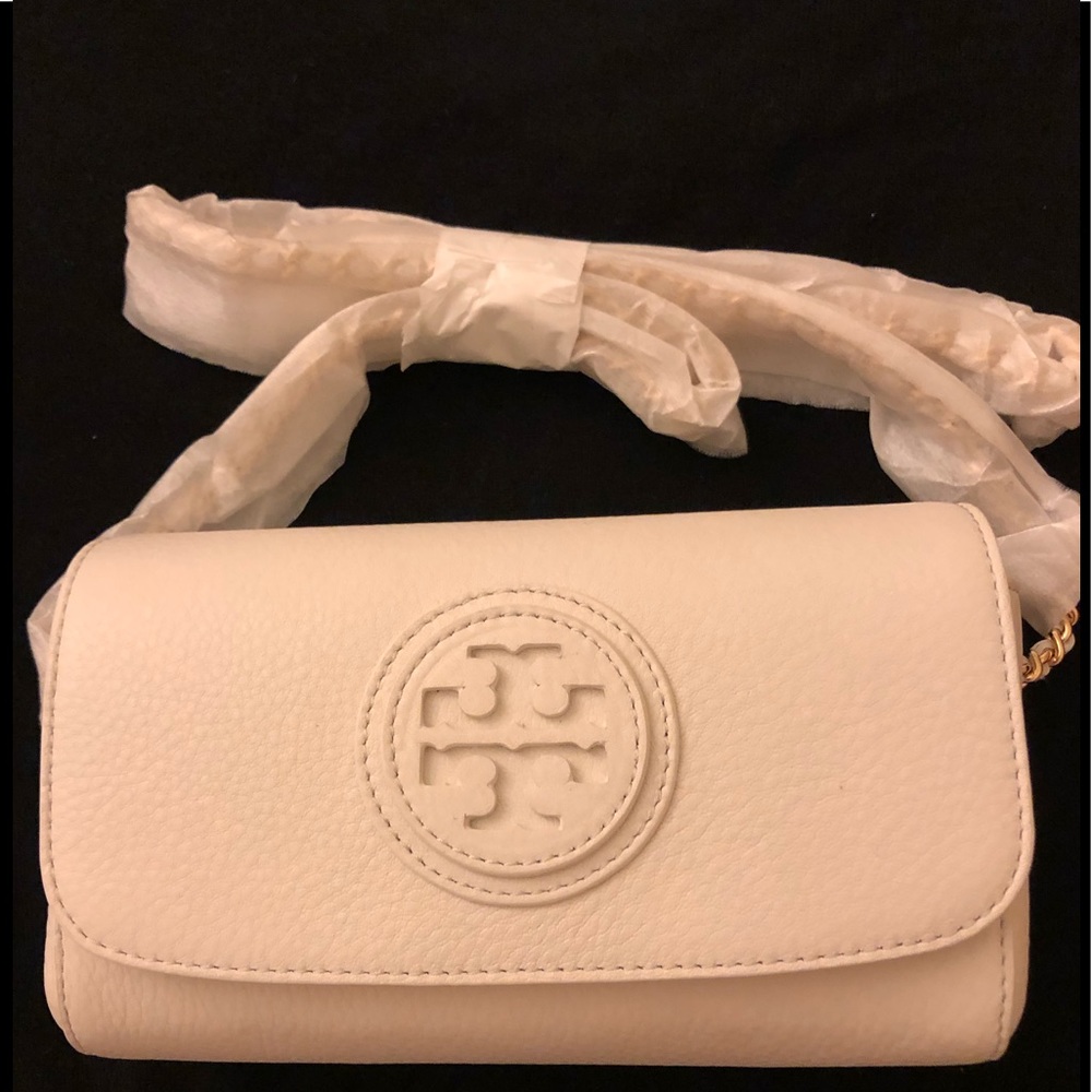 Tory Burch Marion NWT. Ivory with gold chain